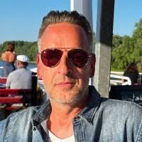 Robert Tischer's Instagram, Twitter & Facebook