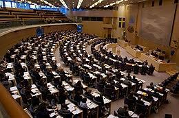 Inom riksdagen arbetar man med att bearbeta lagförslag, som kommer i två former. Riksdag Wikipedia