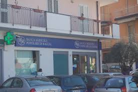 Banca agricola popolare di ragusa fu fondata nel 1889 da luigi cartia, gaetano nicita, carmelo scribano, vincenzo cannì, giovanni lupis, giorgio morana gulino, filipponeri criscione e corrado schifitto. Adrano Rapina Alla Banca Agricola Popolare Di Ragusa
