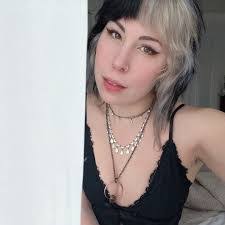 Ariel Elizabeth's Instagram, Twitter & Facebook