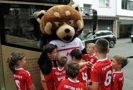 Esta página contiene una vista general completa de todos los títulos y éxitos del equipo f. Fortuna Koln So Rettete Ein Fan Maskottchen Fred Express De