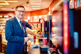 Otrzymywał jego poprzednik milionowe zarobki jasińskiego. Pkn Orlen Przejmuje Ruch Daniel Obajtek Wprowadzamy Nasz Biznes Detaliczny Na Wyzszy Poziom Bedziemy Tworzyc Nowe Formaty Gastronomiczno Sklepowe I Rozwijac Uslugi Kurierskie Wiadomosci Handlowe