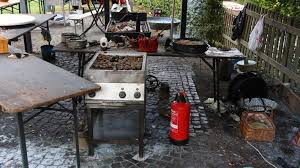 Edt, 12 minutes after takeoff from john f. Eine Tote Und Mehrere Verletzte Bei Explosion Auf Dorffest In Nrw Rt De