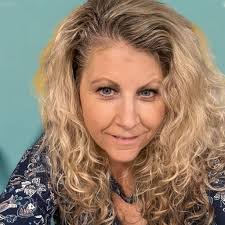 Leslie Canfield's Instagram, Twitter & Facebook