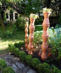 Rebar And Terra Cotta Pots For A Very Cool Garden Totem Maybe Use A Little Liquid Nails To Hold The Pots In Plac Art Des Jardins Deco Jardin Totems De Jardin