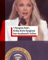 “Huyo mtu, namsamehe.”, Erika Kirk alipanda jukwaani huku akishangiliwa  sana kabla ya kutoa heshima kwa mumewe marehemu, Charlie Kirk., “Siku kumi  na moja zilizopita Mungu alikubali kujisalimisha ...