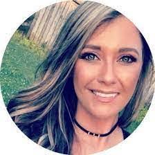 Robyn Malloy's Instagram, Twitter & Facebook