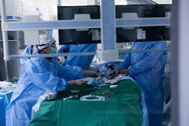 Medicul mihai ionac este audiat la sediul parchetului de pe langa tribunalul timis in in jurul orei 12.30, la iesirea din locuinta sa, unde au avut loc perchezitii, chirurgul a spus ca: Premiera Medicala La Spitalul Judetean Timisoara Video