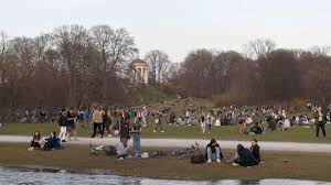 One of the largest urban parks in the world, the english garden (englischer garten) is munich's most popular green space, boasting over 48 miles (78 kilometers) of walking and cycling trails. Englischer Garten Jugendliche Bewerfen Polizisten Mit Flaschen Welt