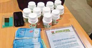 Pendidikan di masa penjajahan belanda pun berbeda dari masa ambon menjadi tempat yang pertama dipilih oleh belanda dan setiap tahunnya, beberapa penduduk ambon dikirim ke belanda untuk dididik menjadi. Jual Ubat Konon