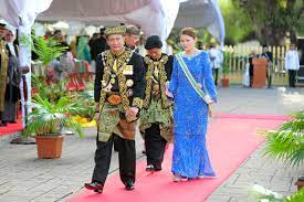 Tunku abdul rahman, kedah sultanlığı'nın yirmi altıncı hükümdarı sultan abdul hamid halim şah'ın yedinci oğlu ve 45 çocuğundan biri olan kedah, alor setar'daki istana pelamin sarayında 8 şubat 1903'te dünyaya geldi. Selamat Hari Keputeraan Kebawah Duli Yang Maha Mulia Tuanku Sultan Kedah Darul Aman Ahmad Aki Photography