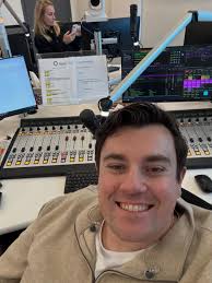 Roy loses in Musical Onion! (yes that's a real onion 🧅)