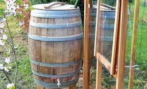 Wenn sie eine herkömmliche gartendusche mit kaltwasseranschluss besitzen, und sie keine solardusche selber bauen möchten, kann man den gartenschlauch einfach quer über den garten verlegen weitere artikel. Bewasserungssysteme Selbst De