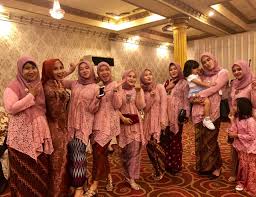 Desain model kebaya modern terbaik di tahun 2020 sekarang ini memang lebih berpariasi dengan beragam kombinasi. Saya Dan Keluarga Besar Menggunakan Bawahan Batik Batik