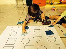 Cuando una pelota, o cualquier otro tipo de objeto lúdico, es colocado en el paracaídas, los niños tienen que sincronizarse para. Matching Shapes Figuras Geometricas Actividades Ludicas Para Ninos Figuras Geometricas Para Preescolar Actividades Para Motricidad Fina