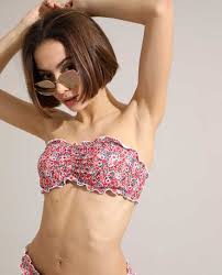 Che tu stia per partire per il mare, iniziare un corso di nuoto, o semplicemente abbia in programma un weekend al lago, valorizza la tua mise con un costume da bagno funzionale e dal design in linea con il tuo stile impareggiabile! Costumi Da Bagno Pimkie