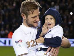 Encontra informação do jogador liam cooper. Leeds Captain Liam Cooper Leads Emotional Tributes After Tragic Death Of Six Year Old Fan Mirror Online