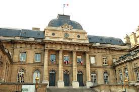 Depuis huit siècles, le palais de justice de l'île de la cité à paris constitue le lieu central, symbolique et effectif de l'extension du pouvoir judiciaire en france. Palais De Justice Paris Wikipedia