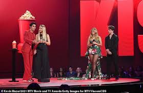 Chase stokes is an american actor who rocketed to fame after appearing as john b in the netflix web series wiki/biography. Outer Banks Real Couple Chase Stokes And Madelyn Cline Kiss After Winning Best Kiss At Mtv Awards Latest Celebrity News