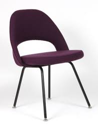 Le designer eero saarinen a voulu innover en créant une chaise d'une pièce, le pied et l'assise formant une unité visuelle. Galerie Alexandre Guillemain Artefact Design Eero Saarinen 6 Conference Chairs Model 71 Produced By Knoll In 1951 Usa