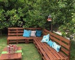 ahsap euro paletlerden koltuk yapimi palet koltuk arka bahce oturma alani ahsap palet