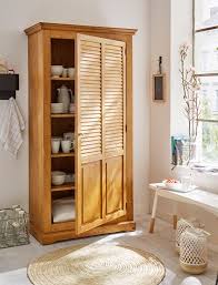 Der Kleiderschrank Aus Massivholz Wird Fertig Montiert Mit Abschliessbarer Tur Und Vier Einlegeboden G Kleiderschrank Massivholz Bauernhaus Wohnzimmer Haus Deko