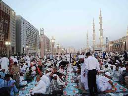 serving approximately 300 000 muslims a day the daily cost is approximately 1 million saudi riyals around 290 000 consumption includes 130 000 litres of za