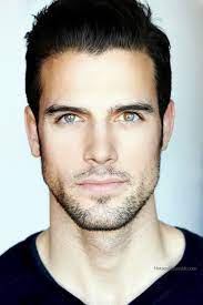 Epingle Par Jocelyne Boulay Sur Bel Homme Cheveux Noirs Yeux Bleus Yeux Clairs Coiffures Masculines