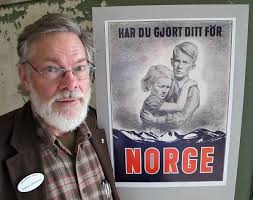 File:Anders Johansson med plakat for Norgeshjelpen.jpg