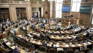 Ministrene er som regel også medlemmer af folketinget, men det er ikke et krav. Her Er Forskellen Pa Regeringen Folketinget Og Christiansborg Tema Til Sprogskoler Dr