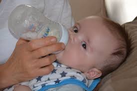 Susu formula yang baik untuk bayi adalah yang mengandung lebih banyak protein whey dengan beberapa gejala yang sering muncul antara lain diare, perut kembung, dan nyeri pada perut. At