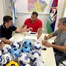 El Presidente del Instituto del Deporte Chaqueño, Fabio Vazquez, recibió a la Asociación Chaqueña de Handball quienes le presentaron la planificación de trabajo para el año 2025. La institución rectora del balonmano