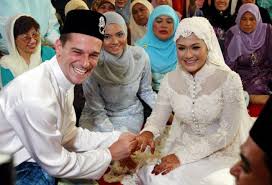 Chef wan mendirikan rumah tangga semasa beliau berumur 25 tahun dengan isterinya iaitu norhayati binti ayub berumur 17 tahun. Rumah Tangga Adalah Isu Peribadi Menantu Chef Wan Hiburan Mstar