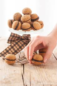 A cottura ultimata sfornate i dolcetti e lasciateli raffreddare. I Baci Di Dama I Romantici Dolcetti Di Tortona Il Fior Di Cappero