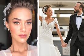 Diziye stil danışmanlığı yapan dizer ile tatlıtuğ arasındaki arkadaşlık kısa sürede aşka. Her Biri Goz Aliyor Unlulerin Gelin Saci Modelleri