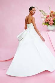Wes gordon is injecting youth and bold colors into the carolina herrera brand while maintaining its sophisticated, ladylike flair. Carolina Herrera Nos Enamora Con Su Romantica Coleccion De Novias 2020