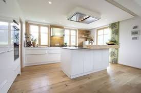 Kuche Weiss Hochglanz Eichenboden Elemente Aus Altholz Deckenlufter Moderne Kuche Haus Kuchen Kuche Holzboden