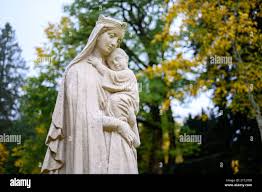 Mary and jesus statue hi-res stock ...