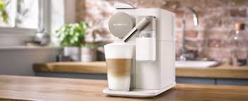 원터치 방식의 밀크 머신으로 어떠한 주방 환경과도 완벽히 어울립니다 De Longhi Lattissima One Single Serve Capsule Coffee Machine Automatic Frothed Milk Cappuccino And Latte En500 W White Amazon Co Uk Home Kitchen