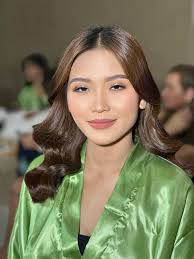 hermusicofficial and hermakeup content