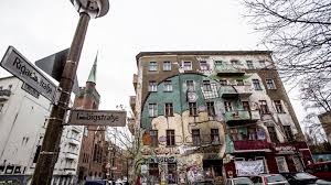 Dabei gilt die rigaer straße als einer der letzten rückzugsorte der linksradikalen szene in berlin mit bedeutung. Rigaer Strasse In Berlin Friedrichshain Unbekannte Bewerfen Polizeiautos Mit Steinen Rbb24