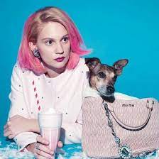 Farah zeynep abdullah öyle bir geçer zaman ki dizisiyle ünlenen oyuncular arasında yer alıyor. Facebook