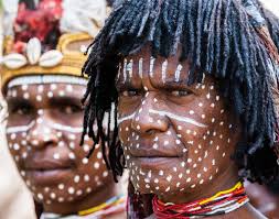 Donna Con La Tribù Di Dani Dei Bambini Che Si Siede Sulla Terra Nel  Villaggio Immagine Editoriale