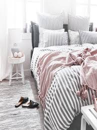 Schlafzimmer in grau weiß mit kuschligen decken und bildern über. Die 18 Schonsten Schlafzimmer In Grau Westwing