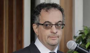 Elçilik çalışanına silah doğrultan İngiltere Büyükelçisi hakkında karar  verildi