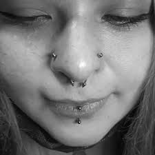 Proyecto Simétrico de Piercings 👁🔥 realizado por nuestro Piercer  profesional @manuelrivera___ ☠️. . Simetria de nostril