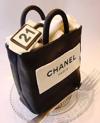 Chanel Purse Cake I Can T Wait For My Next Excuse To Make This Maybe I Will Have The Girls Over After The Holid Gateau Chanel Gateau Original Gateau De Reve