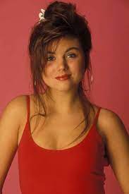 The Kapowski Sloppy Tail 90s Hairstyles Hairstyle Tiffani Amber Thiessen