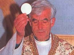 Padre Slavko ha donato la sua vita per il Signore e i frutti del suo  operato sono ancora oggi visibili a Medjugorje. È ancora presente nel  confessionale , durante il programma della