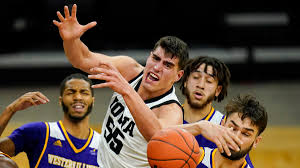 Trending news, game recaps, highlights, player information, rumors, videos and more from fox sports. Hawkeyes Men S Basketball Remains 3 In New Ap Rankings